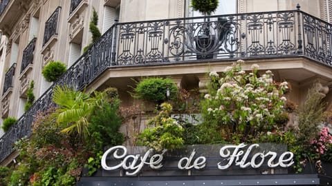 Cafe De Flore-1 Minute walk from the apartment