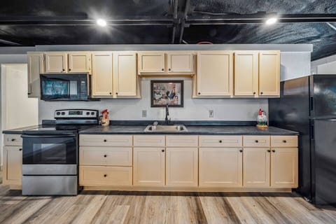 This kitchen has all the essentials, including a full set of appliances, cookware, and utensils. Whether you’re preparing a simple meal or a full feast, this space makes cooking easy and enjoyable.