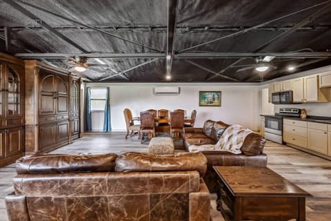 This expansive living room features leather couches and ample seating, offering a cozy and spacious area to relax with family or friends. Perfect for lounging after a day of exploring, it’s designed for comfort and relaxation.