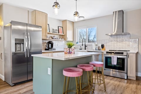Full, Newly Remodeled Kitchen