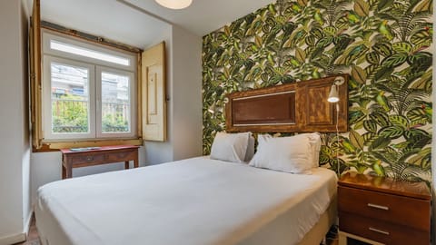 A comfortable bedroom with plenty of natural light and a queen-sized bed, ready to accommodate 2 guests.
#naturallight #comfort #safety #portugal #pt #lisbon