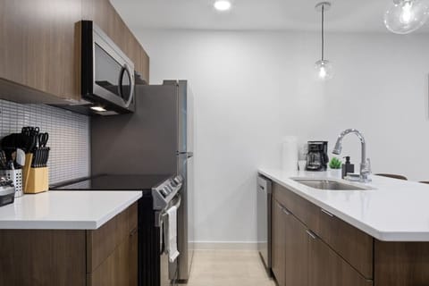 You’ll love the convenience of this fully equipped kitchen, where you can brew coffee, cook meals, or prepare snacks. The cozy layout and warm ambiance make cooking here a delightful part of your stay.
