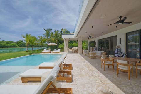 Modern lake villa with chef & English-speaking staff in beach resort (6017)
