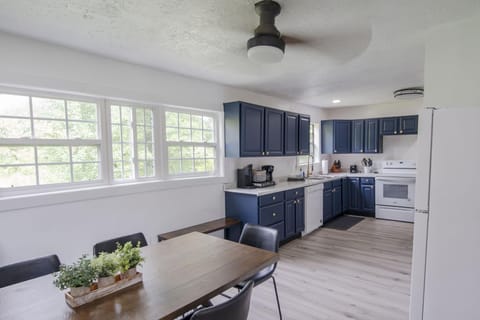 Shea's Chalet - Cozy home in Monteagle, TN (2201)