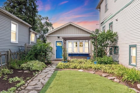 What a cute cottage, be our guests!