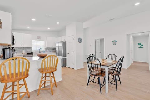 Start your morning ritual with a cup of coffee made from the Keurig machine, enjoyed either at the breakfast bar or at the cozy dining table with seating for 4.