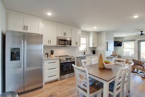 Kitchen and Dining Area fit for Six