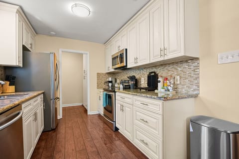 Stunning open layout: Enjoy a breathtaking view of our spacious, modern kitchen