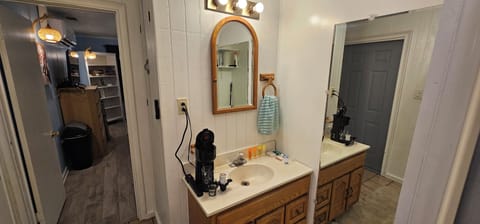 coffee maker handles K-cups or grounds