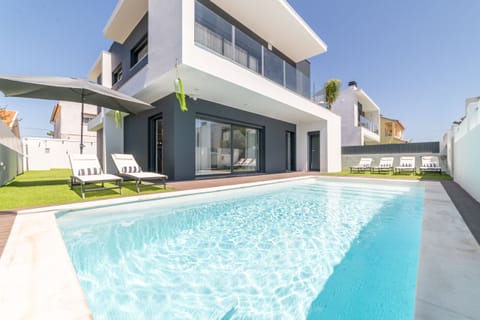 Private pool and sun terrace with loungers — Villa Alva, holiday villa in Aroeira