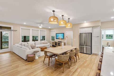 CL01: Creamsicle Cottage | Mid Level Overview