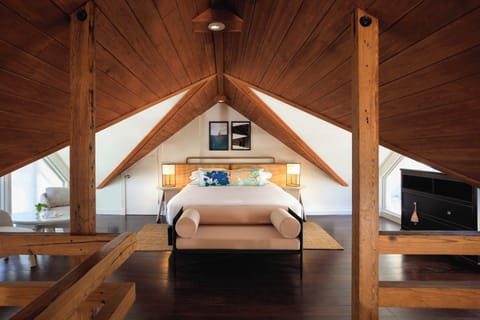 Unit with King bed. Exact unit will be assigned upon arrival. Views, colors, and decor may vary.