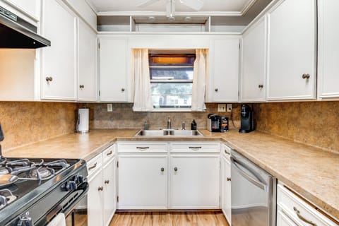 Kitchen | Keurig Coffee Maker | Dishwasher | Cooking Basics