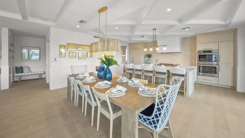 Dining Area - Seating for 10 - High-Top Seating