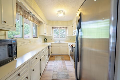 Full Kitchen everything you need to make nice meals