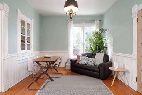 #StayinMyDistrict Sunnyside! High ceilings, tons of light & vintage charm will make you feel right at HOME in this Sunnyside home. Walk to dining, shopping & entertainment in the SE Belmont, Hawthorn & Division district. #bookdirect #stayinmydistrict