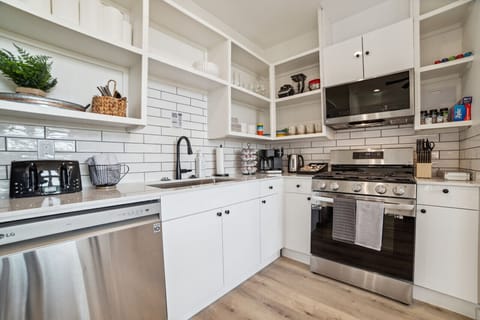 Fully equipped kitchen w/ high chair for children (6-36 months)