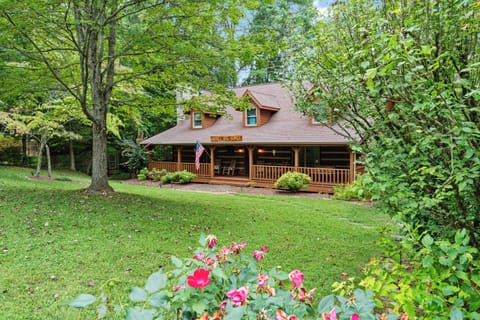 Laurel Log Lodge Front View