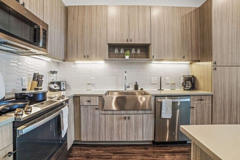 You’ll love the convenience of this fully equipped kitchen, where you can brew coffee, cook meals, or prepare snacks. The cozy layout and warm ambiance make cooking here a delightful part of your stay.
