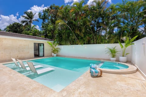 pool with shallow kids level

