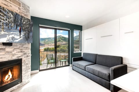    Cozy Mountain Retreat with Scenic Views and Modern Comforts