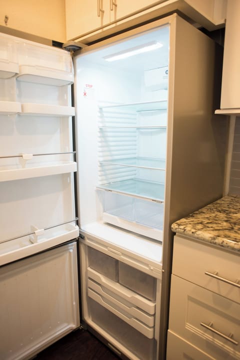 Refrigerator, water dispenser and freezer
