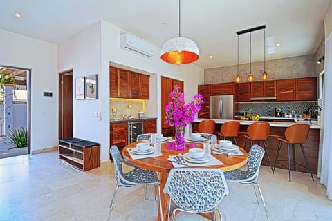 For photo purposes, 5 chairs are shown but the dining room has 6 chairs.