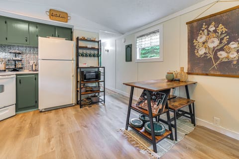 Dining Area | Dishware & Flatware Provided