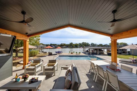 Welcome to our lakeside paradise!