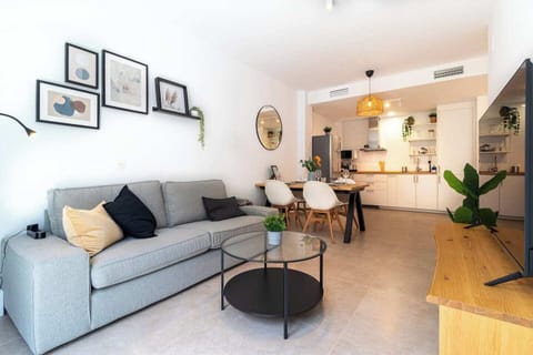 Salón, mesa de comedor y cocina abierta