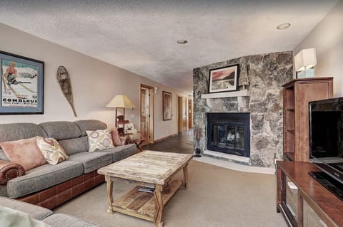 Living Room-Evergreen 2 Bedroom-Gondola Resorts