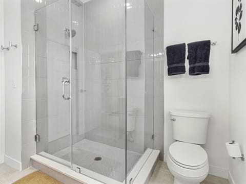 Don't you love a modern clean bathroom!