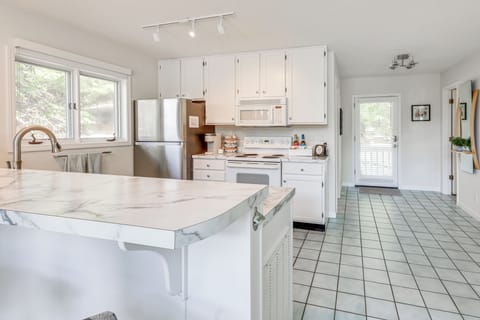 Kitchen | Dishwasher | Breakfast Bar | 2nd Floor