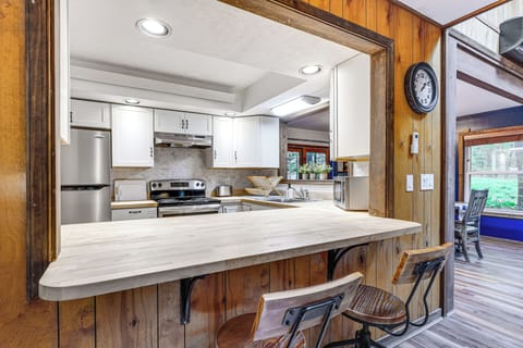 Breakfast Bar w/ Seating | 1st Floor