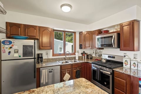 Fully equipped kitchen with a view! Cook up a storm while enjoying the tranquil surroundings of Honeoye Lake. ‍