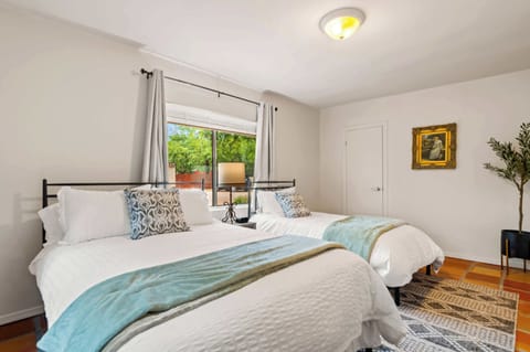 Villa 6 - Bedroom 2 - Double and twin beds