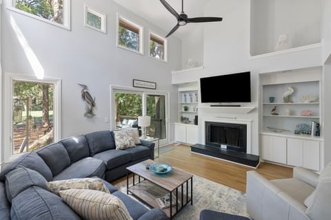 Living Area (Fireplace Not Available for Guest Use)