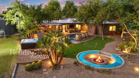 Pool w/ spa, firepit & putting green for unforgettable Scottsdale nights.