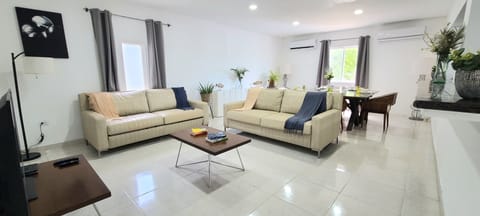 2 sofa bed double 
Tv 
Ac
Lamps 
