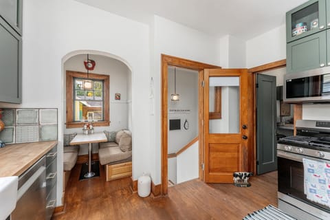 Breakfast nook also converts to a bed!