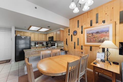 Dining area with seating for 6.