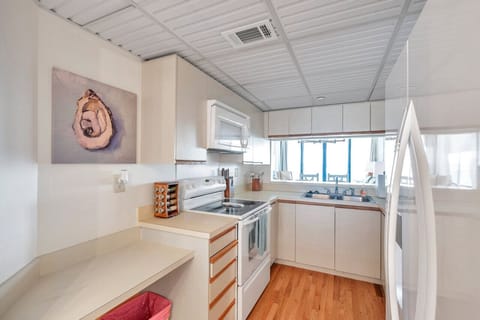 Spacious kitchen layout designed for easy cooking & everyday meals.