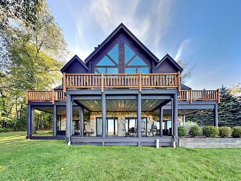 Welcome to Magnificent Mountain Lodge - Mountain Views, Hot Tub, Fire Pit