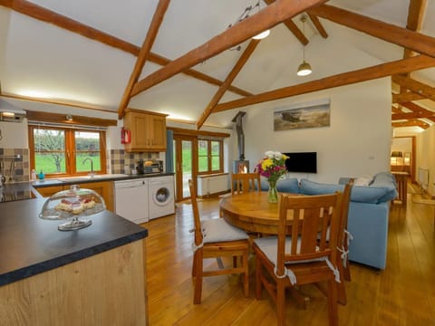 Shared kitchen living area with complimentary cream tea on arrival!