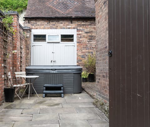 Hot Tub / whirlpool bath (Outdoor)