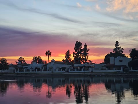 Around the lake you'll enjoy the breeze, catch-and-release fishing, and ducks. 