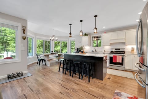 Fully equipped, large kitchen with plenty of seating, 4 bar stools at the island