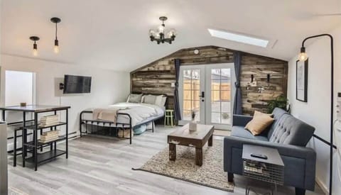 Welcome to your cozy and stylish studio, thoughtfully designed with modern amenities for a relaxing getaway or a memorable stay.