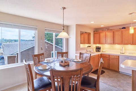 Dining area- Seats 6