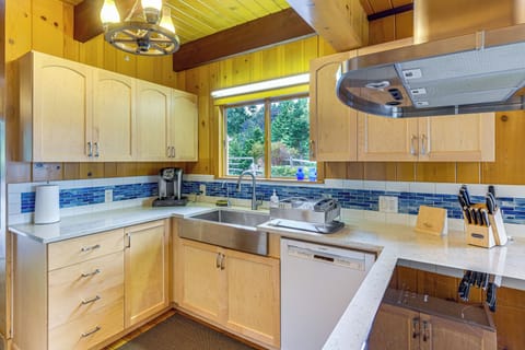 Kitchen | 1st Floor | Keurig & Drip Coffee Makers | Dishwasher | Cooking Basics